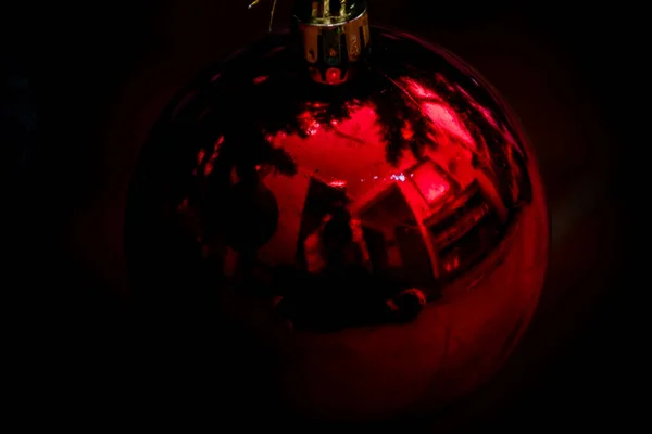 Egy Közelkép Egy Piros Karácsonyi Bálról Csillogó Ragyogással — Stock Fotó