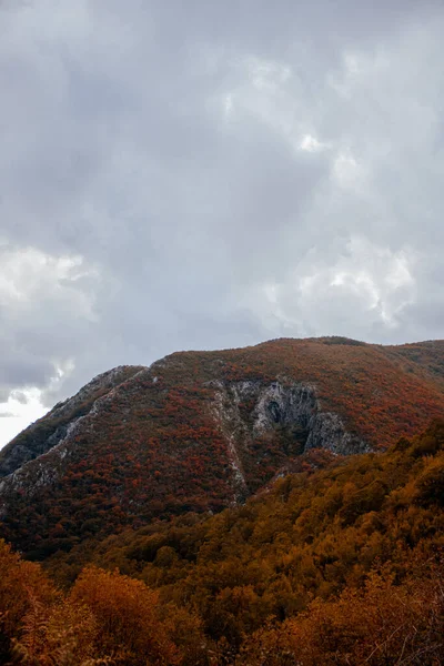 Beau Cliché Sommet Rocheux Lors Une Journée Automne Orageuse — Photo