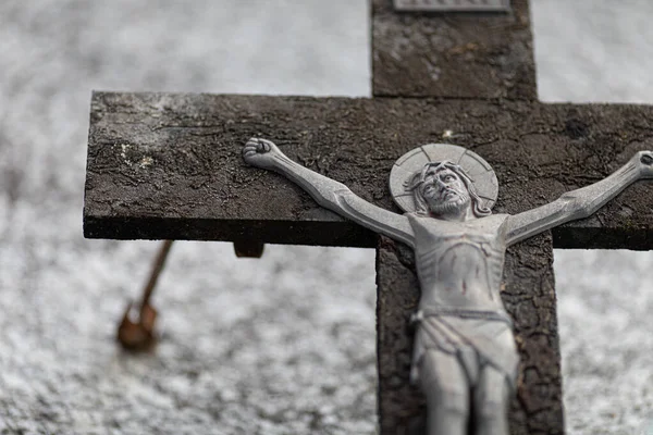在墓地的十字架的特写 法国利摩日市Lowyat公墓 — 图库照片