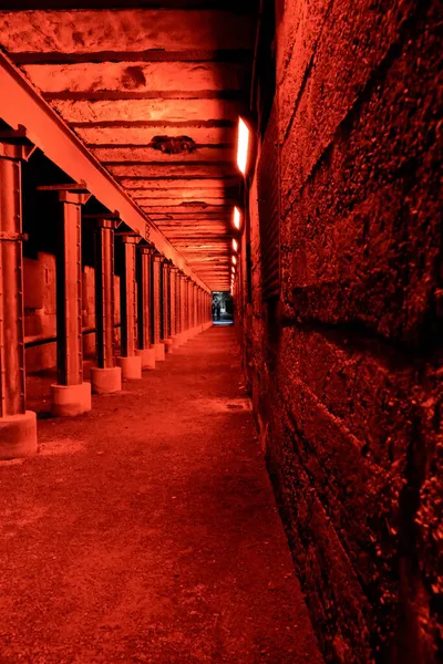 Eine Vertikale Aufnahme Des Westmauer Tunnels Bei Rotlicht — Stockfoto