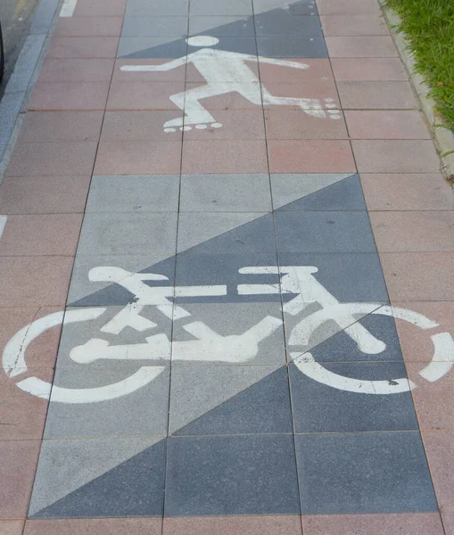 Een Verticaal Shot Van Een Fiets Roller Tekens Grou — Stockfoto