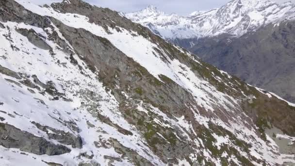 Vista Pitoresca Montanhas Cobertas Neve Dia Ensolarado — Vídeo de Stock