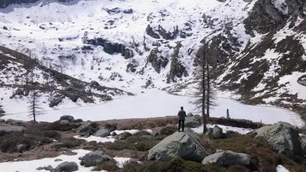 Pintoresca Vista Del Lago Congelado Entre Las Montañas Cubiertas Nieve — Vídeo de stock