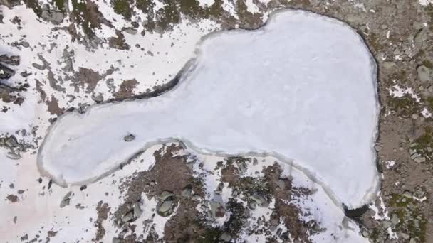 晴れた日の雪に覆われた山の間の凍る湖の絵のような景色 — ストック動画