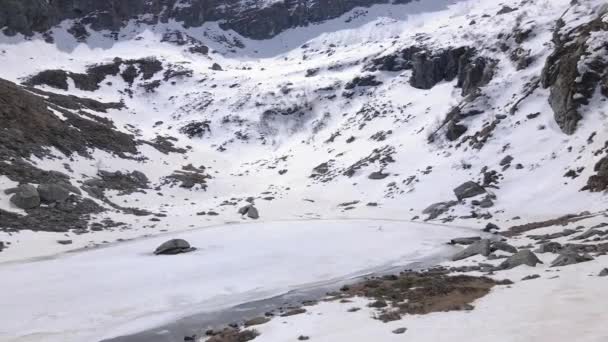 Malowniczy Widok Pokryte Śniegiem Góry Słoneczny Dzień — Wideo stockowe