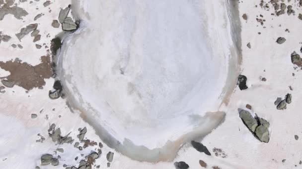 Pintoresca Vista Del Lago Congelado Entre Las Montañas Cubiertas Nieve — Vídeo de stock
