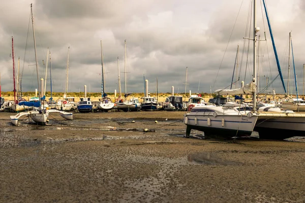 Portbail Francie Srpna 2021 Přístav Portbail Odlivu Dramatickou Oblohou — Stock fotografie