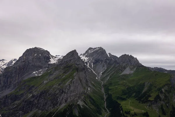Malowniczy Widok Górski Krajobraz Bujną Przyrodą — Zdjęcie stockowe