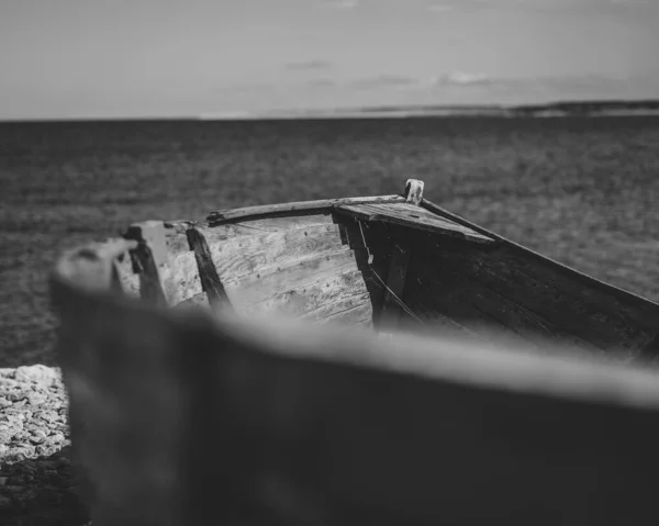 Сірий Знімок Маленького Дерев Яного Рибальського Човна Повішеного Скелях Морської — стокове фото