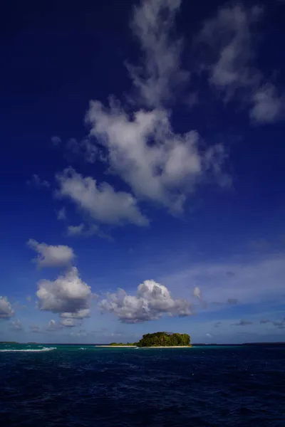 Atemberaubende Szenerie Einer Kleinen Insel Wasser Mit Blauem Himmel Einem — Stockfoto