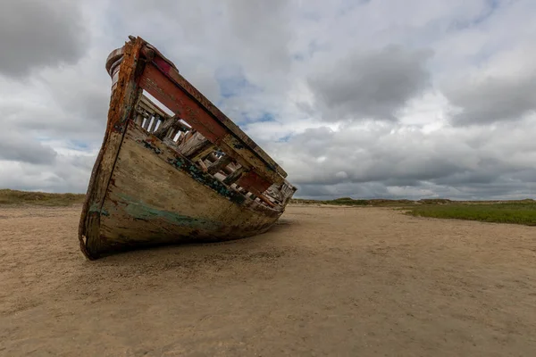 Gros Plan Vieux Bateau Cassé Sur Côte Contre Ciel Nuageux — Photo