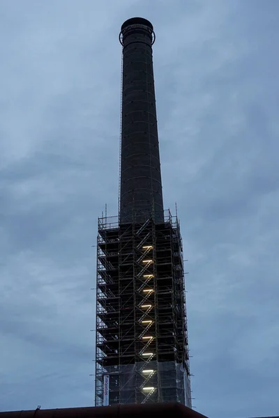 Eine Vertikale Aufnahme Eines Turms Bauprozess Einem Bewölkten Abend — Stockfoto