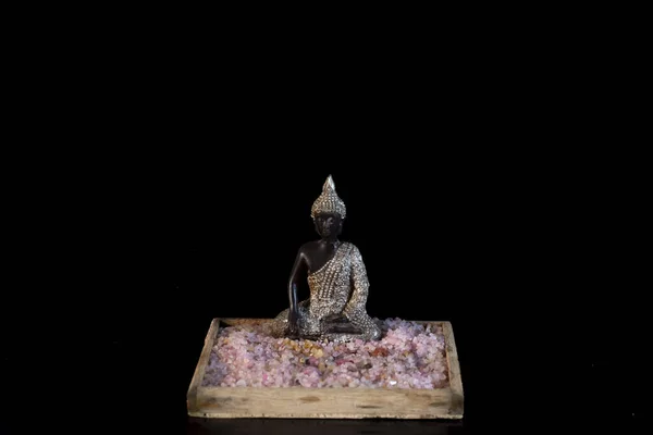 暗い黒の背景に隔離された仏像 — ストック写真