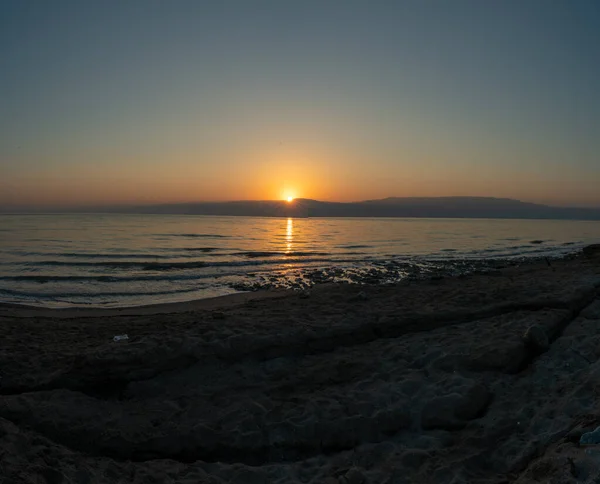 Uma Praia Rodeada Pelo Mar Durante Nascer Sol Pela Manhã — Fotografia de Stock