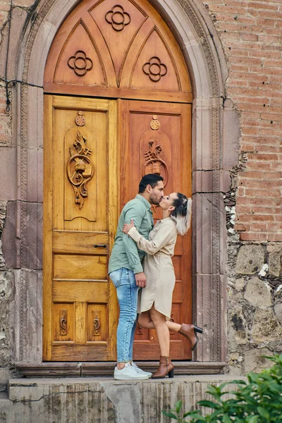 若いですラテン男性と女性カップルで愛接吻間に25と35歳 — ストック写真