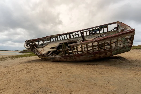 Primer Plano Viejo Barco Roto Costa Contra Cielo Nublado — Foto de Stock