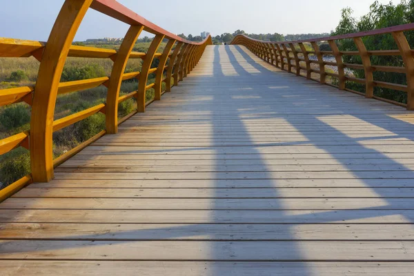 Vanishing Point Shot Long Wooden Bridge Orange Fences Natural Landscape — Stock Photo, Image