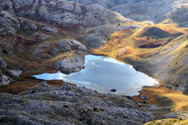 Dağlarda Küçük Bir Gölün Güzel Manzarası — Stok fotoğraf