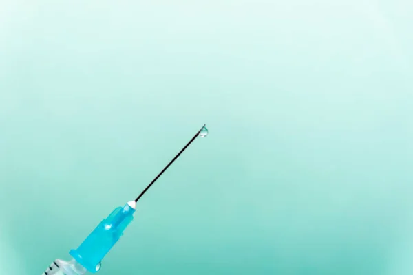 解毒剤と注射器のクローズアップショット コヴィドワクチンの概念 — ストック写真