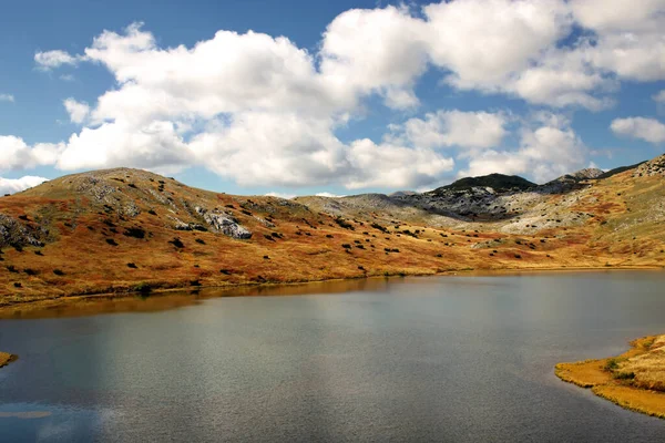 Beau Paysage Petit Lac Dans Les Montagnes — Photo