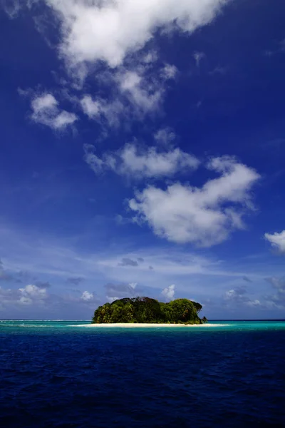 Una Escena Impresionante Una Pequeña Isla Agua Con Cielo Azul — Foto de Stock