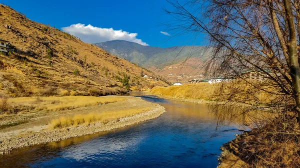 Rzeka Wangchu Spływa Doliną Thimphu Zimą Jest Jasnoniebieska — Zdjęcie stockowe