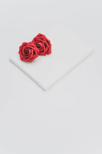 Vermelho Rosa Flor Cabeça Uma Tela Branco Branco Com Espaço — Fotografia de Stock