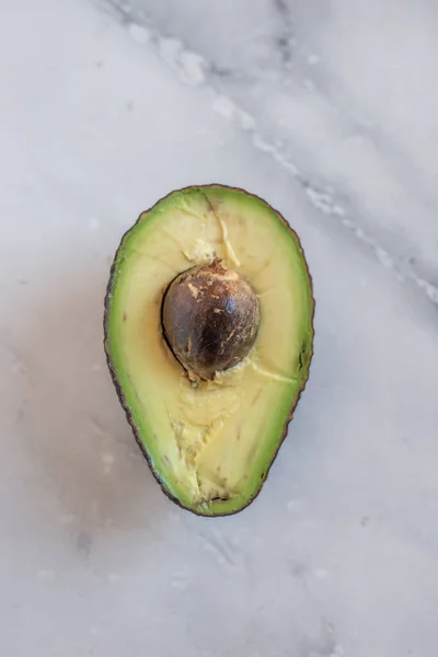 Eine Nahaufnahme Von Geschnittenen Avocadofrüchten — Stockfoto