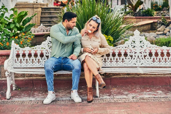 Jovem Casal Homens Mulheres Latinos Olhando Uns Para Outros Apaixonados — Fotografia de Stock