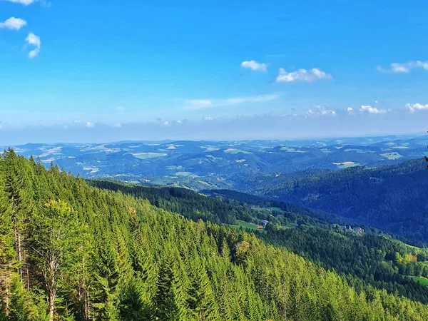 Ein Atemberaubender Blick Auf Hügel Mit Dichter Vegetation Gegen Einen — Stockfoto