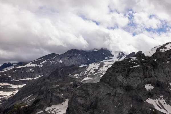 Uma Vista Panorâmica Uma Paisagem Montanhosa Sobre Fundo Céu Nublado — Fotografia de Stock