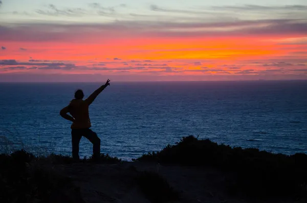 Una Silueta Una Persona Posando Junto Mar Atardecer Cabo Roca — Foto de Stock