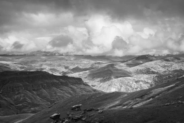 Uma Escala Cinza Uma Área Montanhosa Dia Nublado — Fotografia de Stock