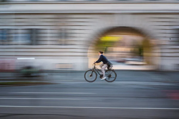 Munich 德国慕尼黑 2021年9月28日 德国慕尼黑市中心女自行车手的运动模糊形象 — 图库照片