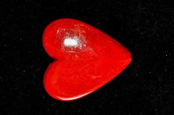 Eine Draufsicht Aufnahme Eines Roten Herzens Isoliert Auf Schwarzem Hintergrund — Stockfoto