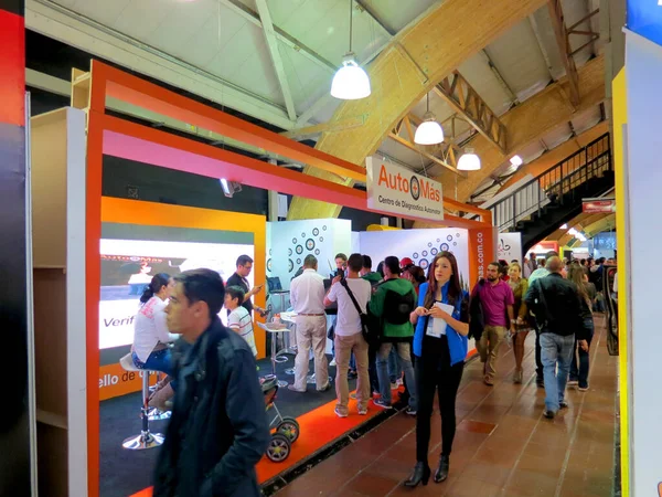 Bogota Colombia Jun 2018 콜롬비아 보고타의 전시장에서 자동차 전시회를 방문객들 — 스톡 사진