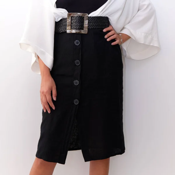 Een Vrouw Poserend Een Witte Achtergrond Met Een Zwarte Rok — Stockfoto