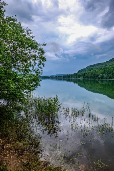 Красивый Вид Безоблачную Живописную Природу Мирной Водной Поверхности Озера — стоковое фото