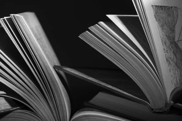 Eine Nahaufnahme Scannte Bücher Auf Einer Glatten Oberfläche Isoliert Auf — Stockfoto
