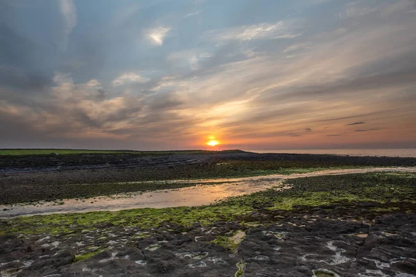 Ein Schöner Blick Auf Den Sonnenuntergang Über Der Meeresküste — Stockfoto