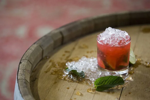 Nahaufnahme Eines Glases Roten Alkoholcocktails Auf Einem Holzfass — Stockfoto