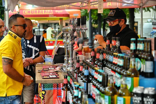 Turín Italia Sep 2021 Gente Que Compra Cerveza Greene King — Foto de Stock