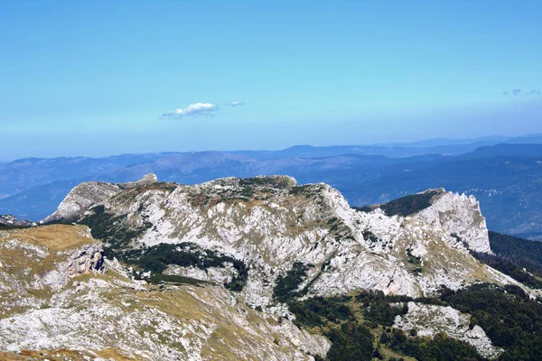 Eine Wunderschöne Landschaft Aus Felsigen Bergen Einem Sonnigen Tag — Stockfoto