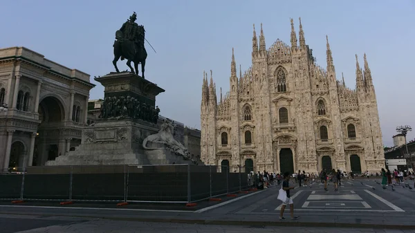 Михаил Италия Сен 2019 Статуя Витторио Эмануэле Фоне Миланского Кафедрального — стоковое фото