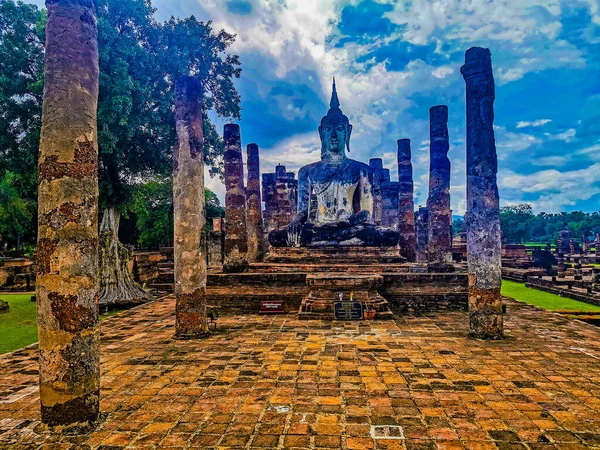 Estátua Buda Templo Wat Mahathat Contra Céu Nublado Sukhothai Tailândia — Fotografia de Stock