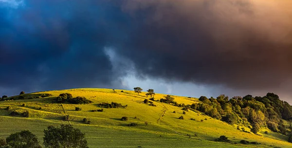 Una Hermosa Vista Grandes Nubes Sobre Prado Ladera Verde — Foto de Stock