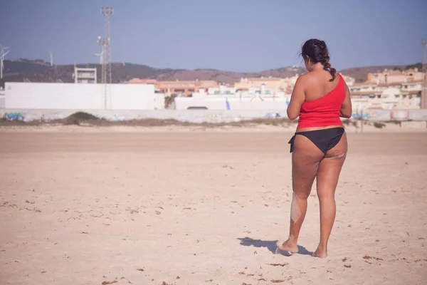 Widok Tyłu Latynoskiej Kobiety Bikini Spacerującej Plaży — Zdjęcie stockowe