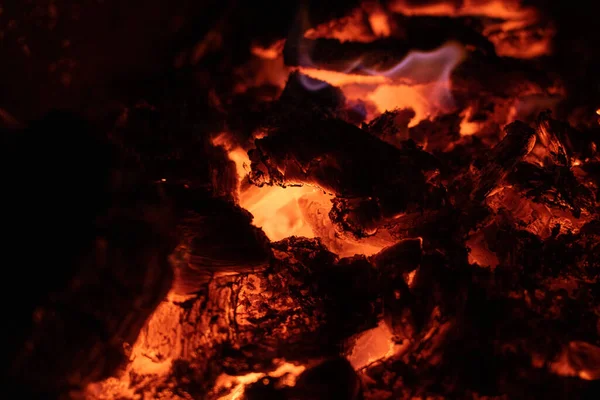 Ein Selektiver Brennpunkt Aus Flammen Und Verbranntem Holz Lagerfeuer — Stockfoto