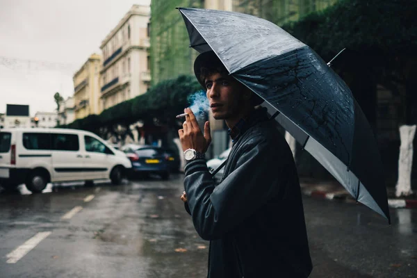 Mostaganem Algérie Oct 2021 Mise Point Jeune Homme Tenant Parapluie — Photo