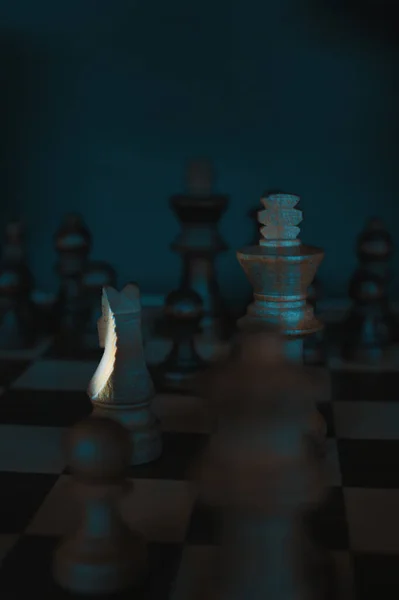 Eine Vertikale Nahaufnahme Einer Hölzernen Schachfigur Auf Einem Schachbrett — Stockfoto